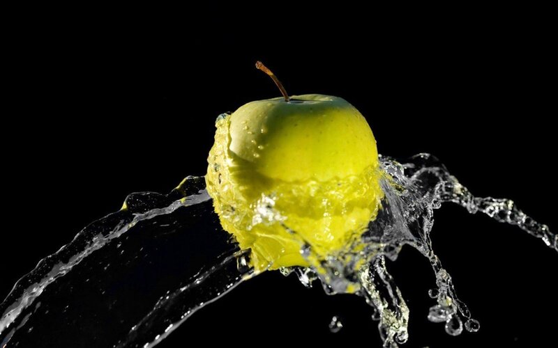 Green Apple Splashing Water — Dramatic