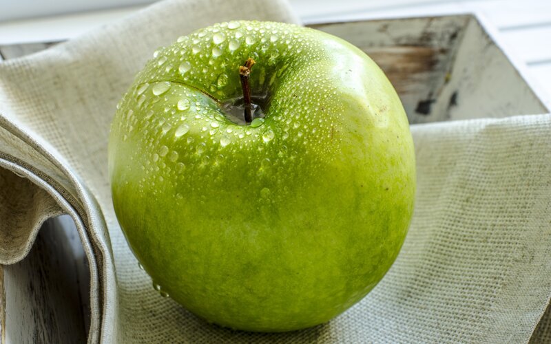 Green Apple with Water Droplets — Calm