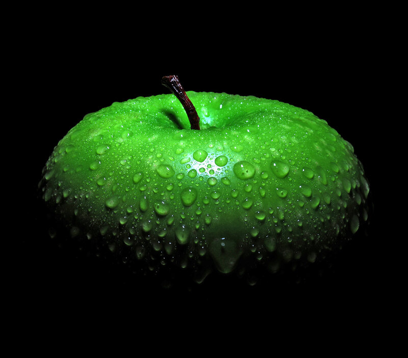 Green Apple with Water Droplets — Dramatic, Photograph
