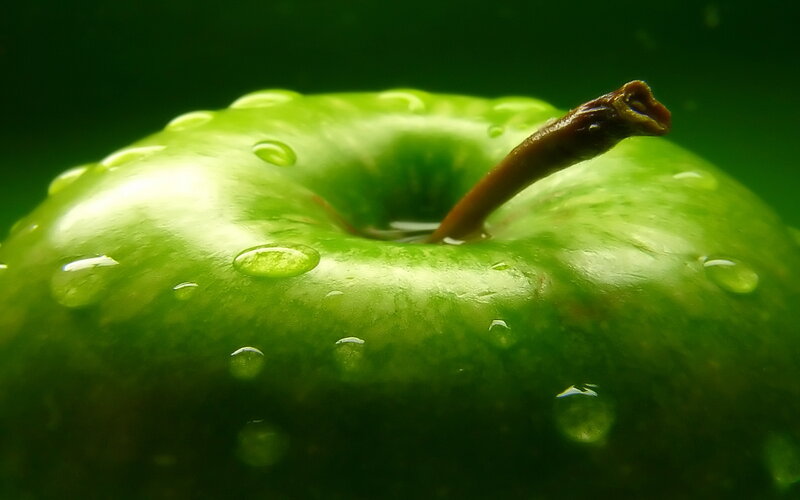 Green Apple with Water Droplets — Natural