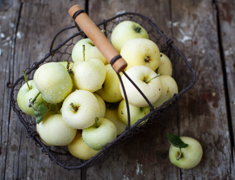 Green Apples in Basket — Calm, Photograph