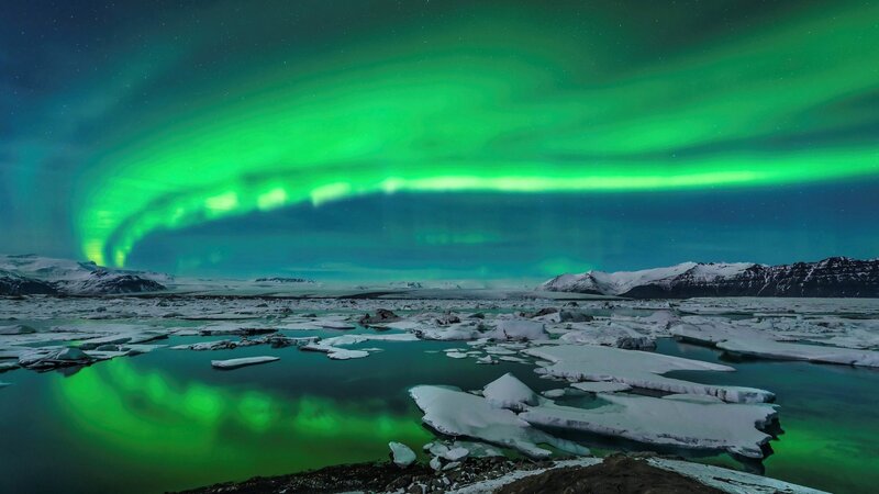 Green Aurora over Icebergs — Dramatic, Night