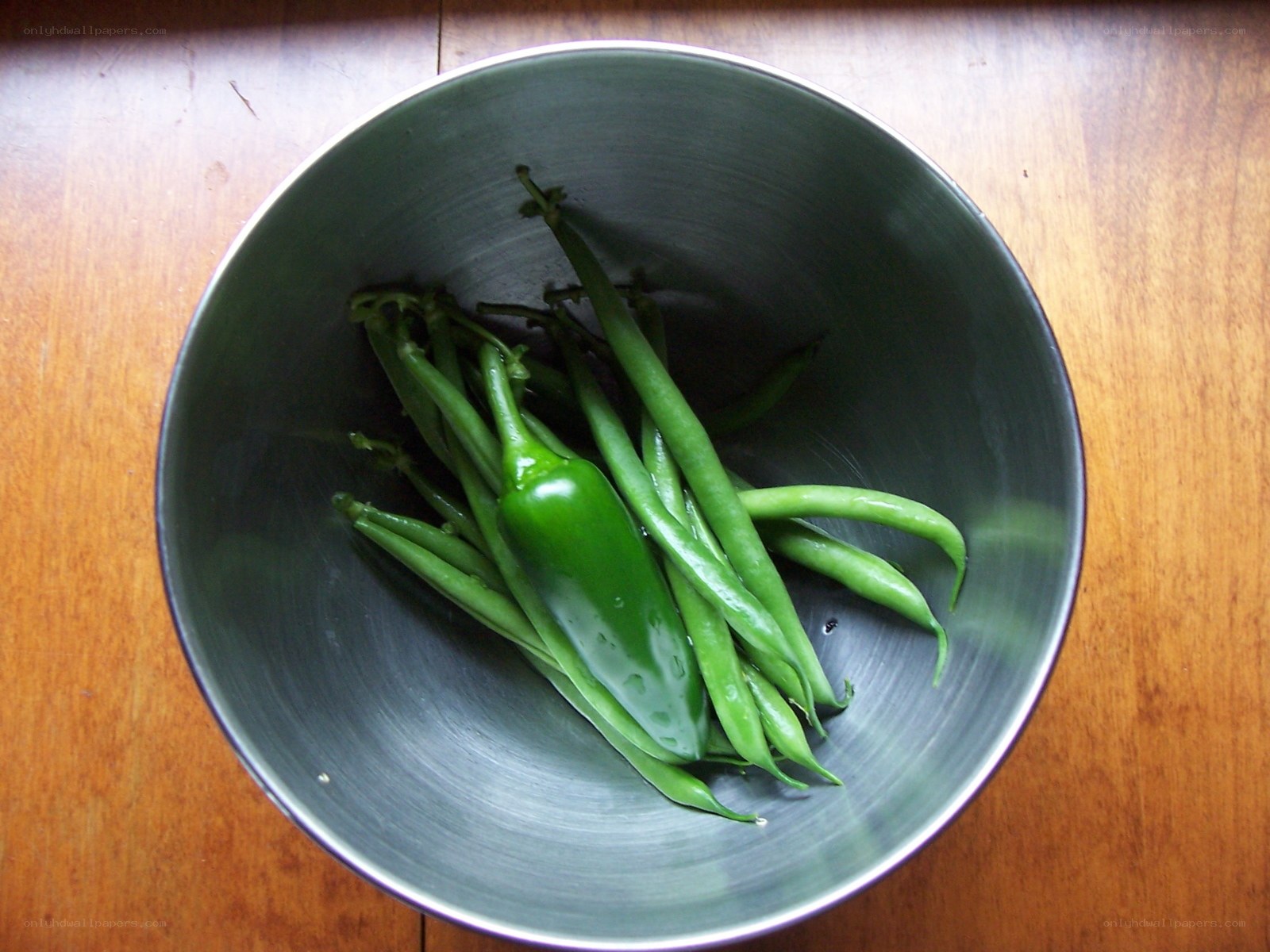 green beans and pepper in a bowl