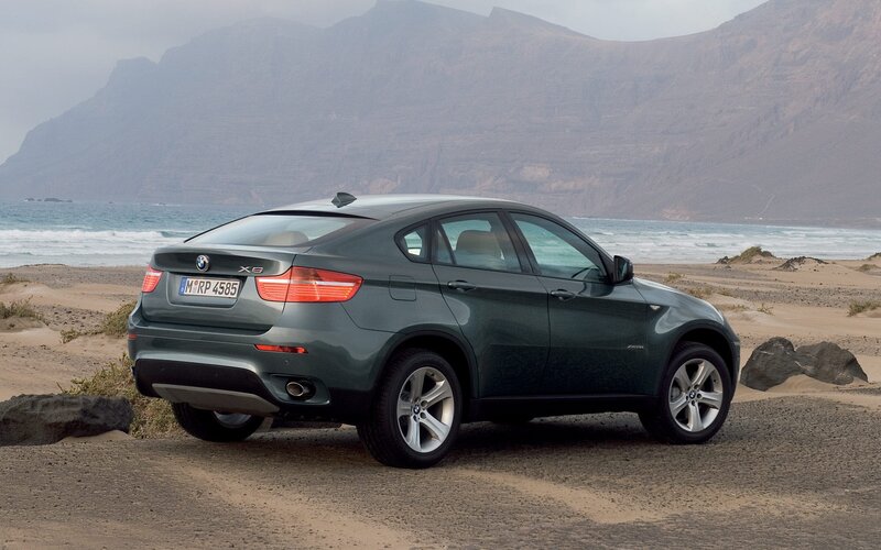 Green BMW X6 — Gray