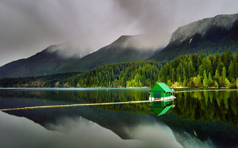 Green Cabin on Lake — Serene