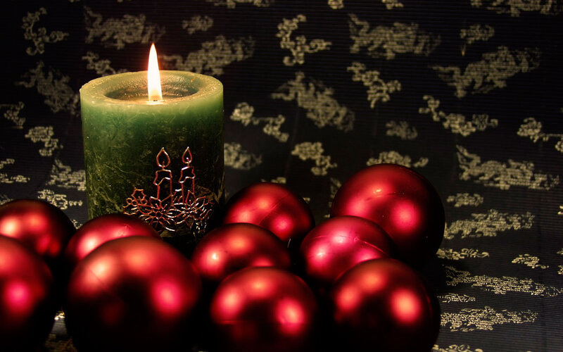 Green Candle with Ornaments — Red