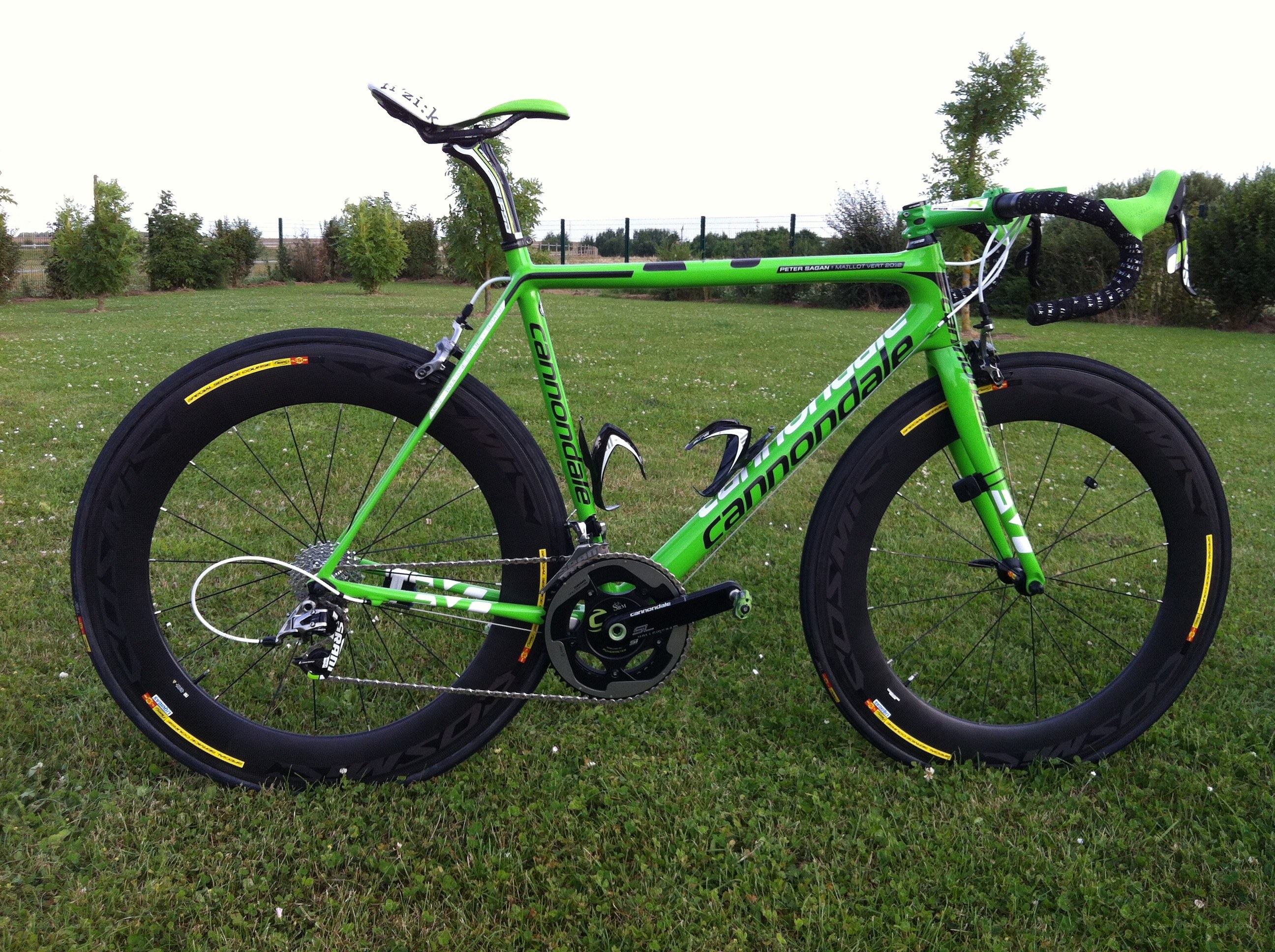 green cannondale road bike