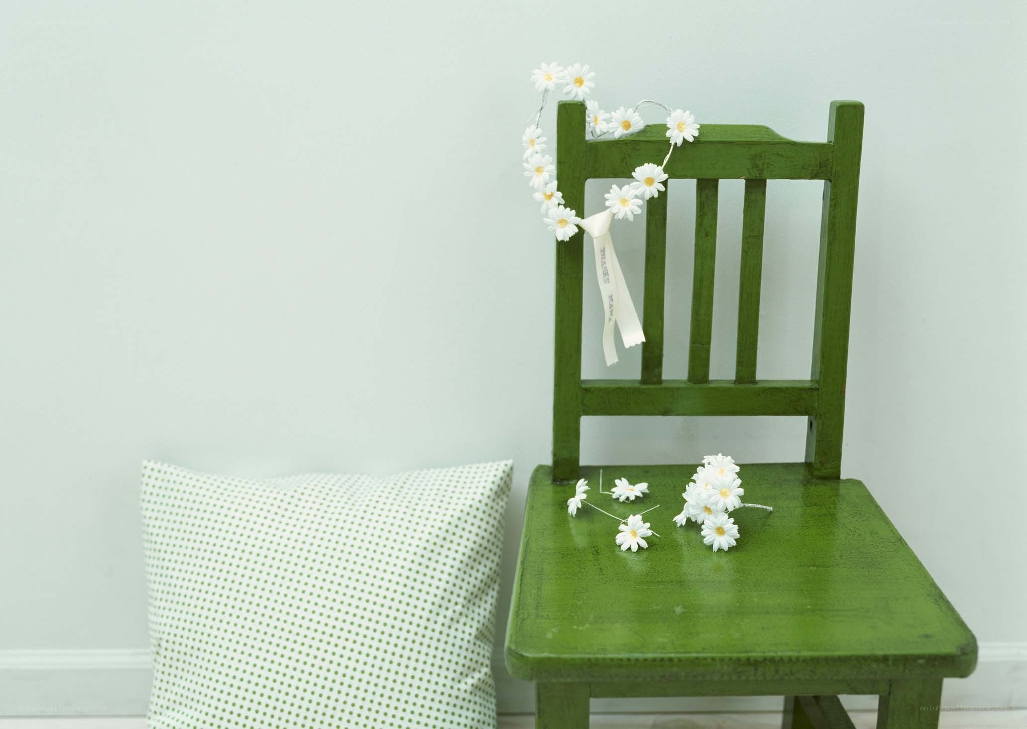 green chair with daisy garland
