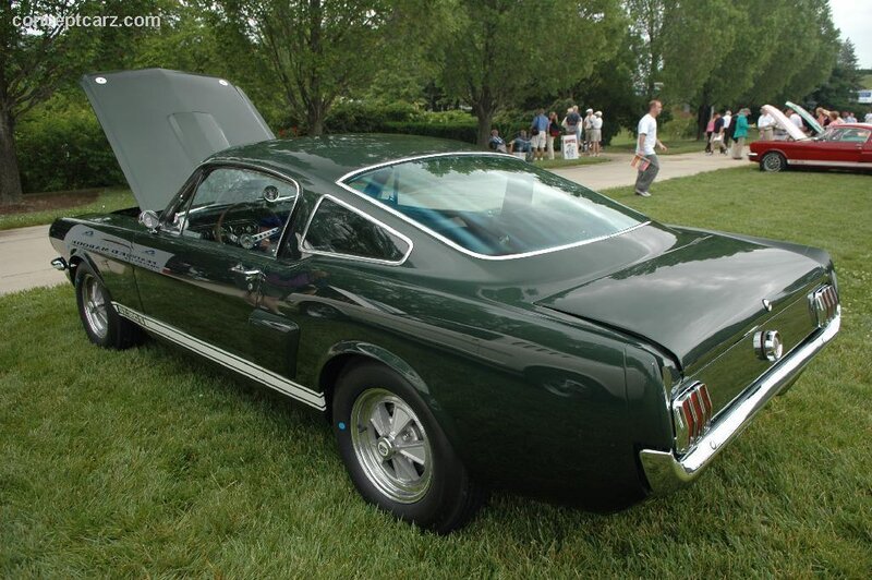 Green Classic Car — Calm