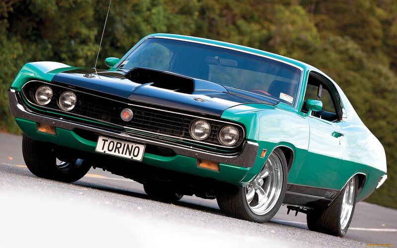 Green Classic Muscle Car — Dynamic