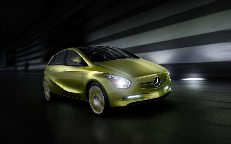 Green Concept Car — Dynamic, Night