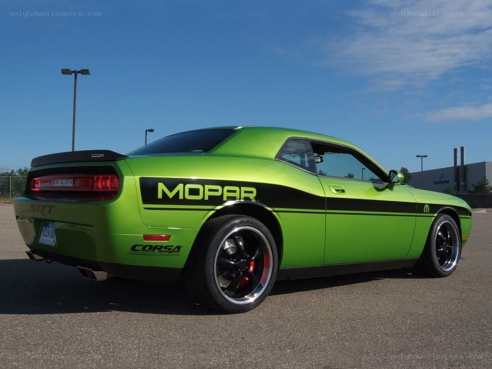 green dodge challenger srt