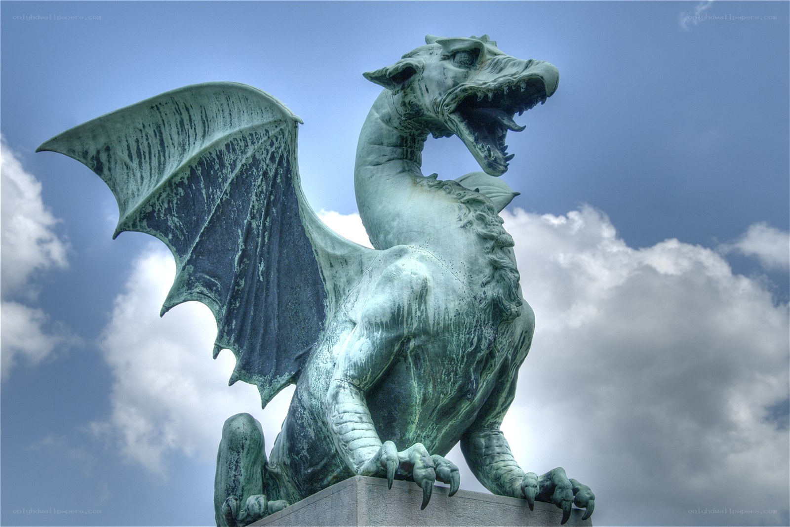 Green dragon statue against sky