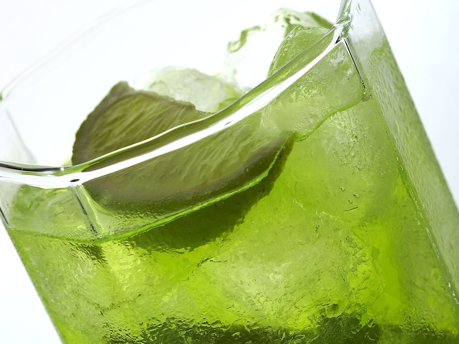 green drink with lime and ice