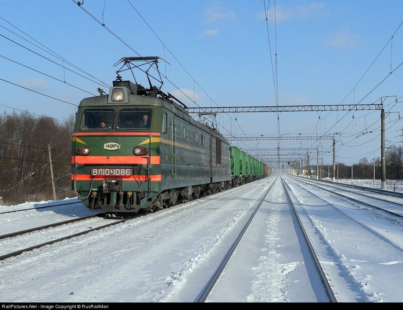 Green electric locomotive in winter