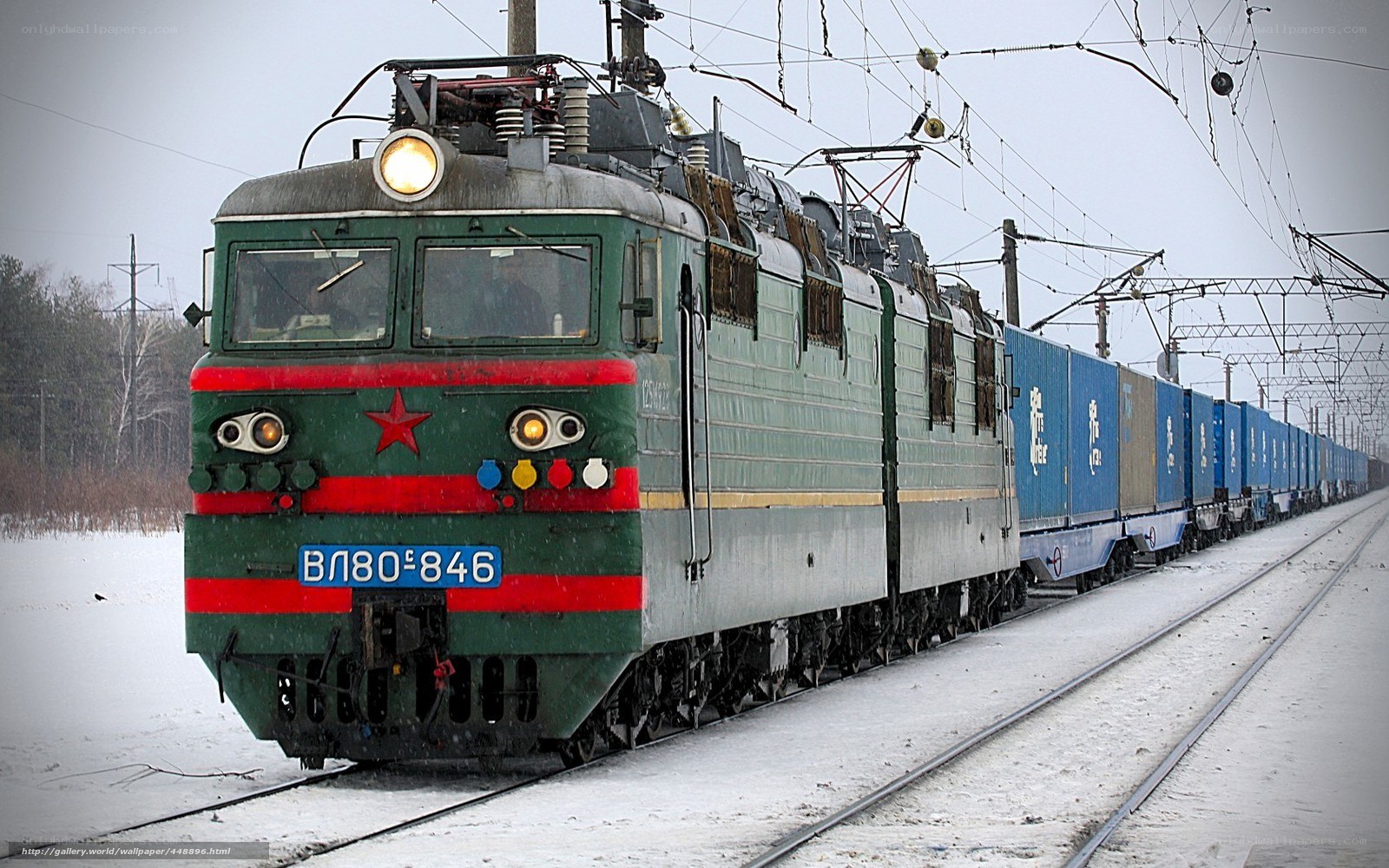 Green electric locomotive in winter