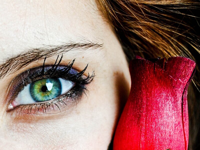 green eye with red flower