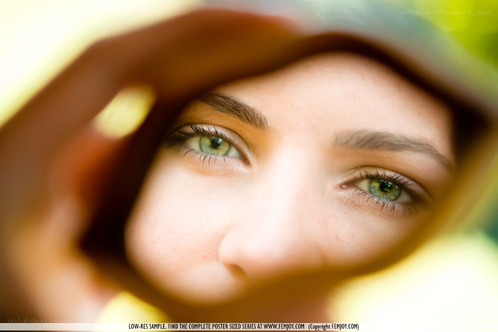 green eyes through hand