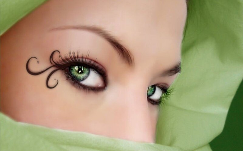 green eyes with eye art