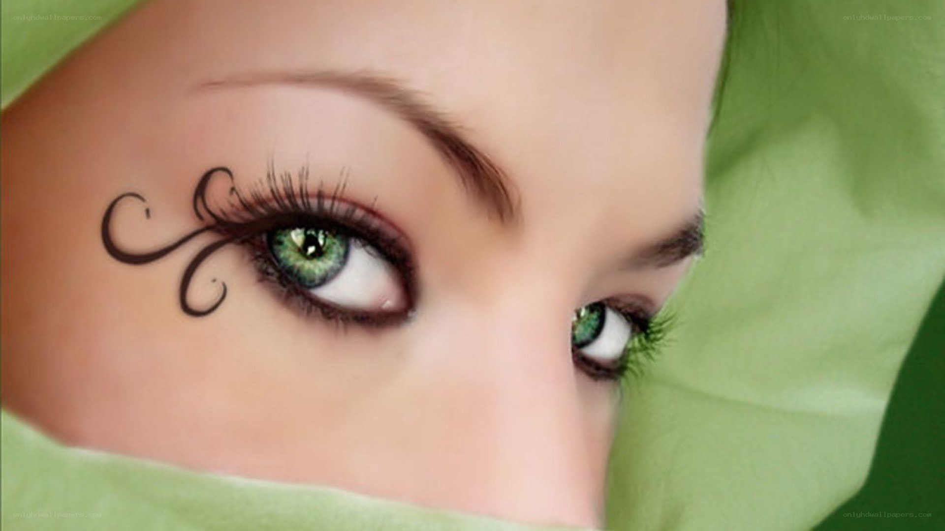 green eyes with eye art