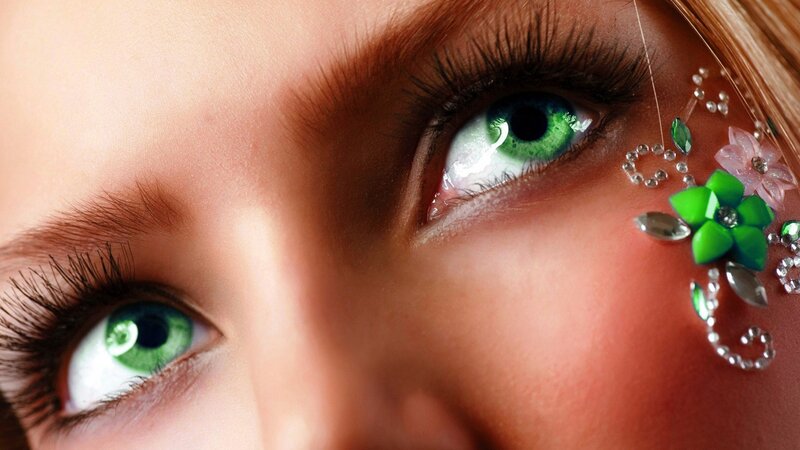 green eyes with floral makeup