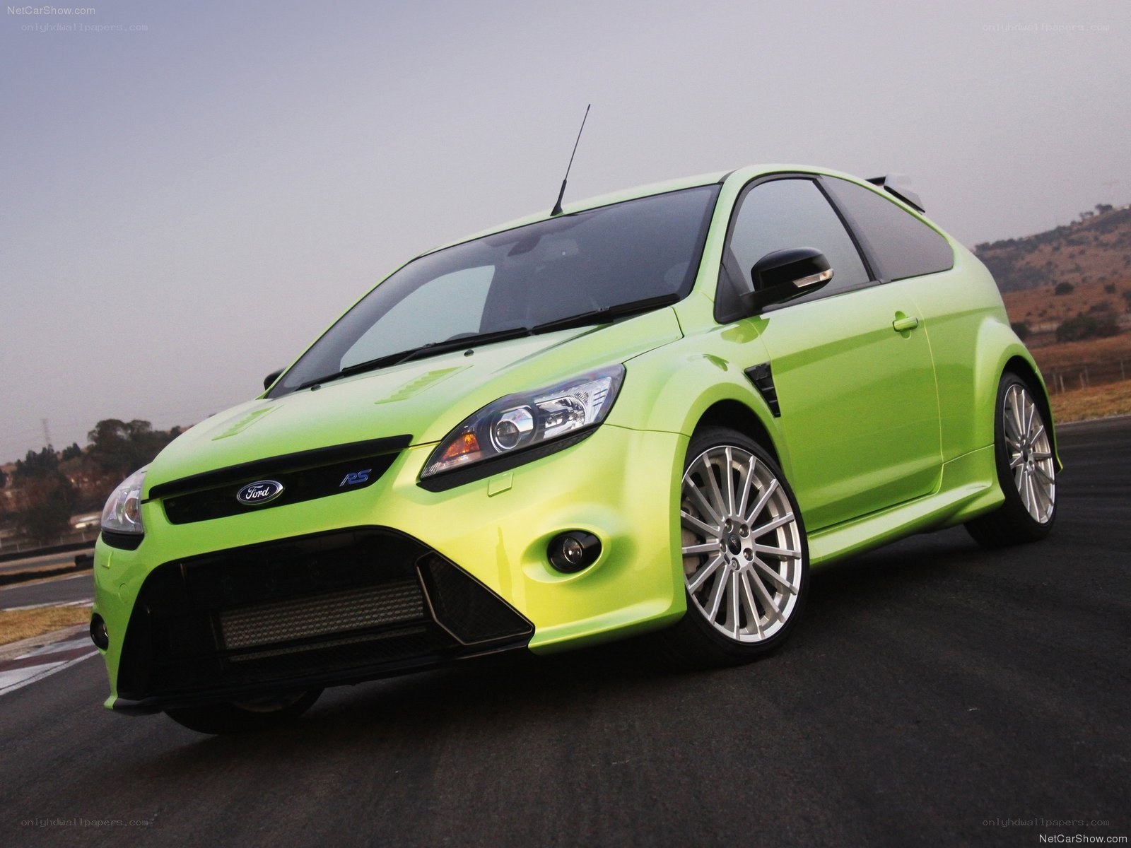 green ford focus rs car