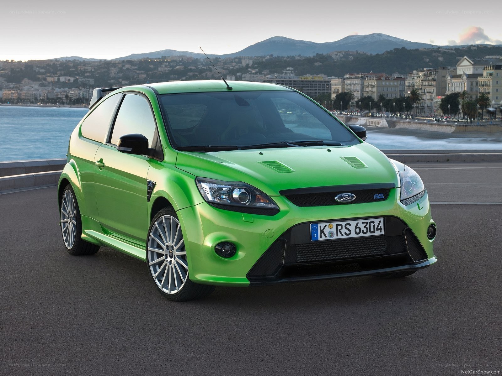 green ford focus rs car