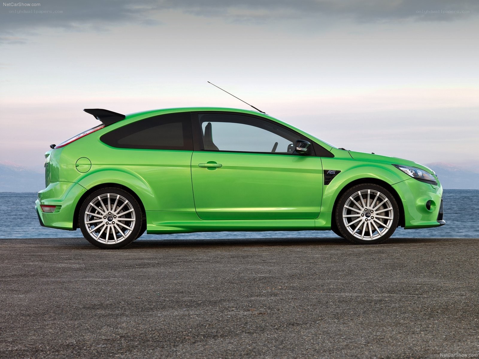 green ford focus rs car