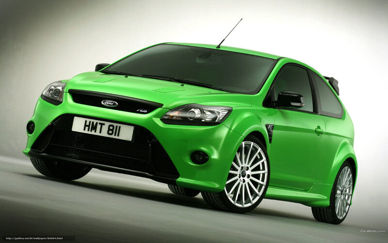 Green Ford Focus Rs — Dramatic