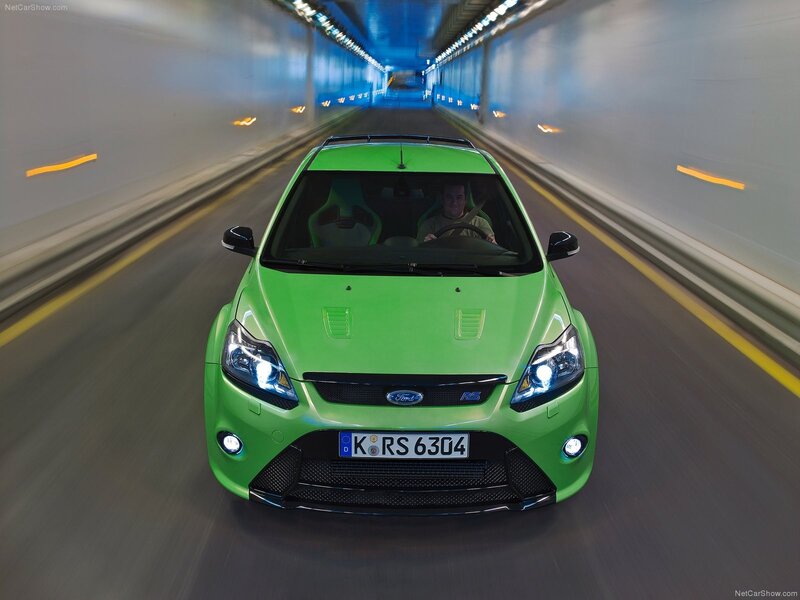 green ford focus rs in tunnel