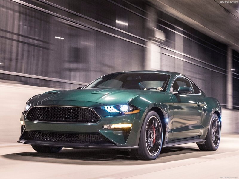 Green Ford Mustang — Dynamic, Photograph