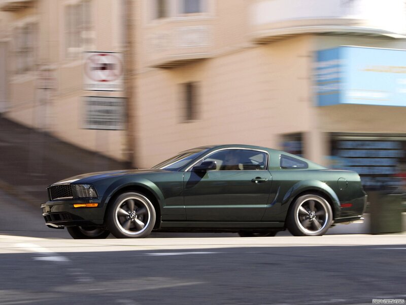 Green Ford Mustang — Dynamic