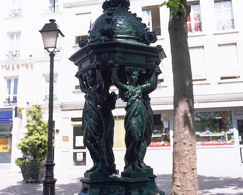 Green fountain with female figures