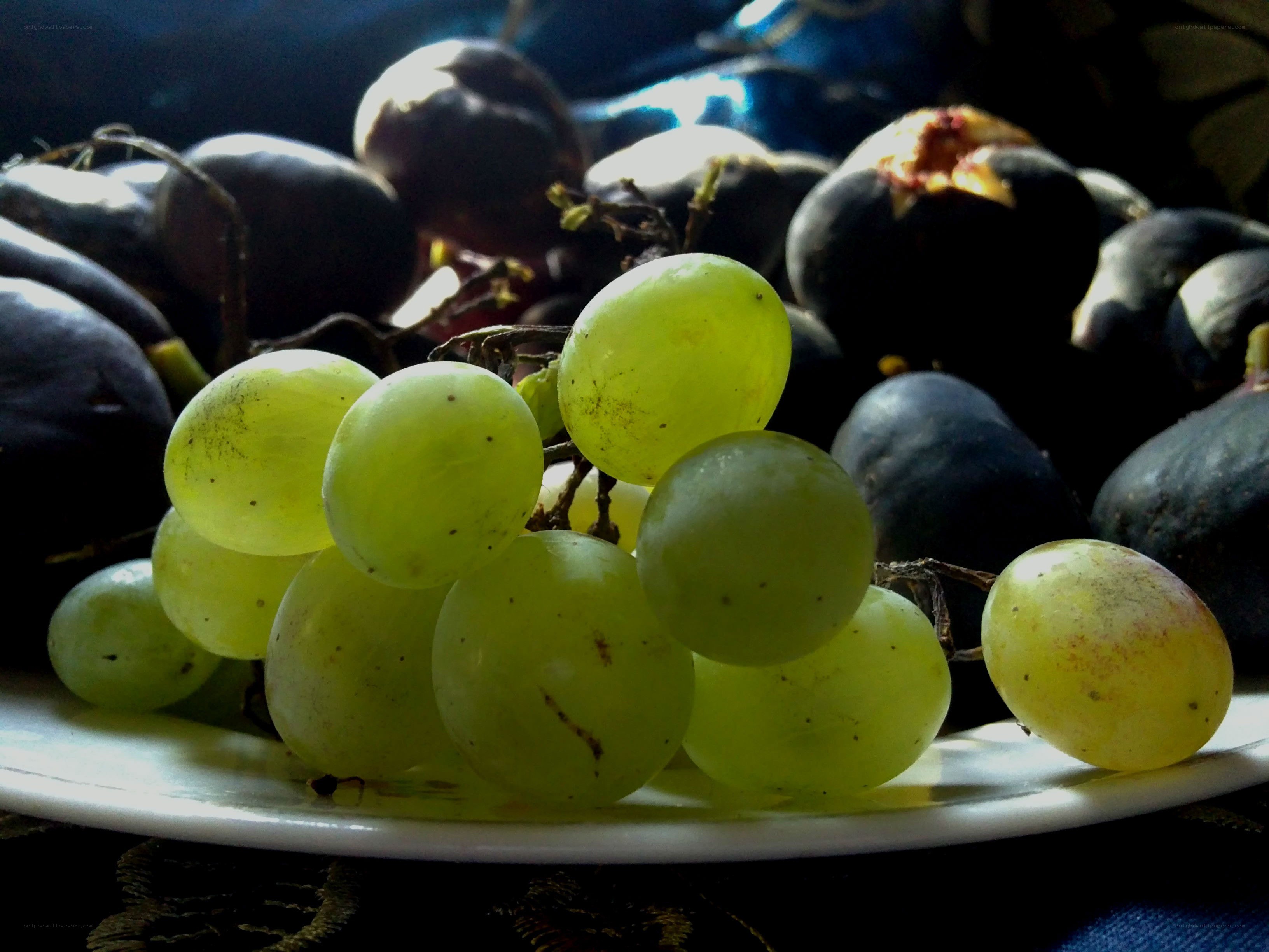 Green grapes and figs on a plate