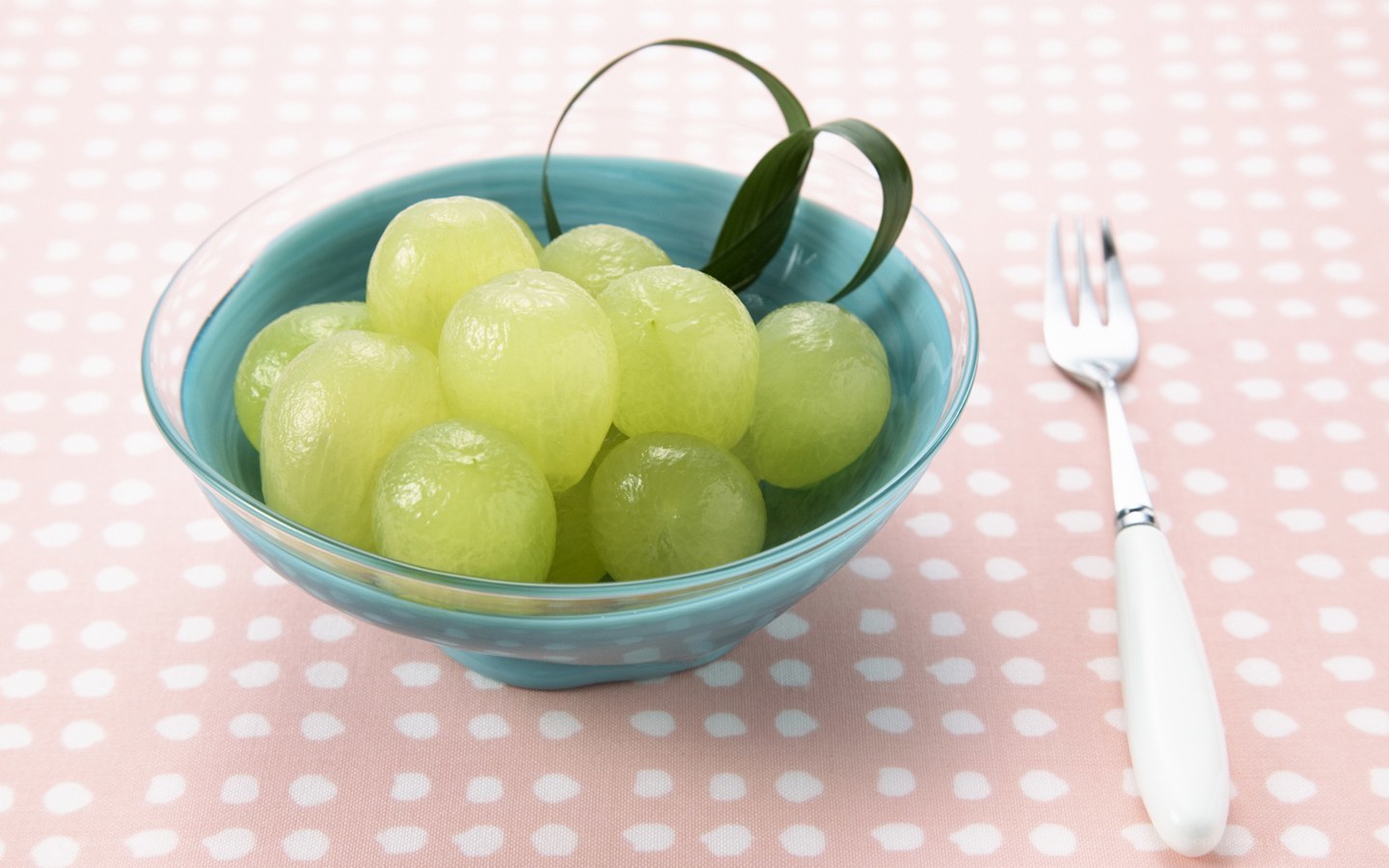 Green grapes in a bowl