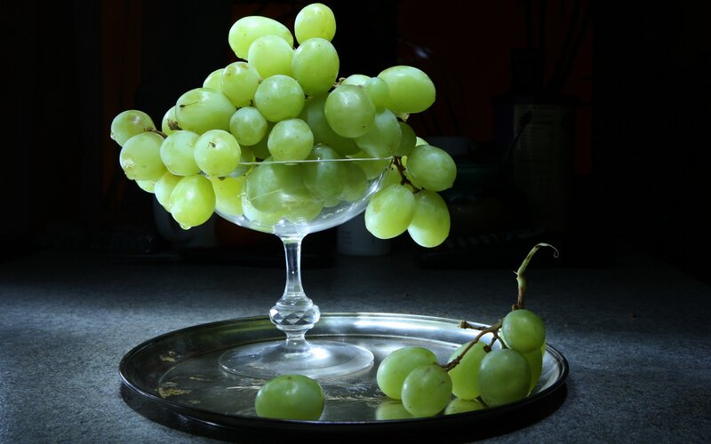 Green grapes in a glass bowl