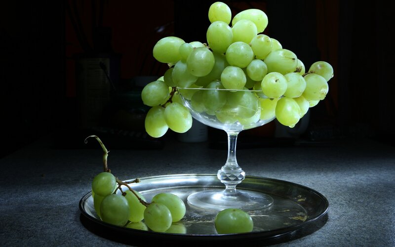 Green grapes in a glass bowl