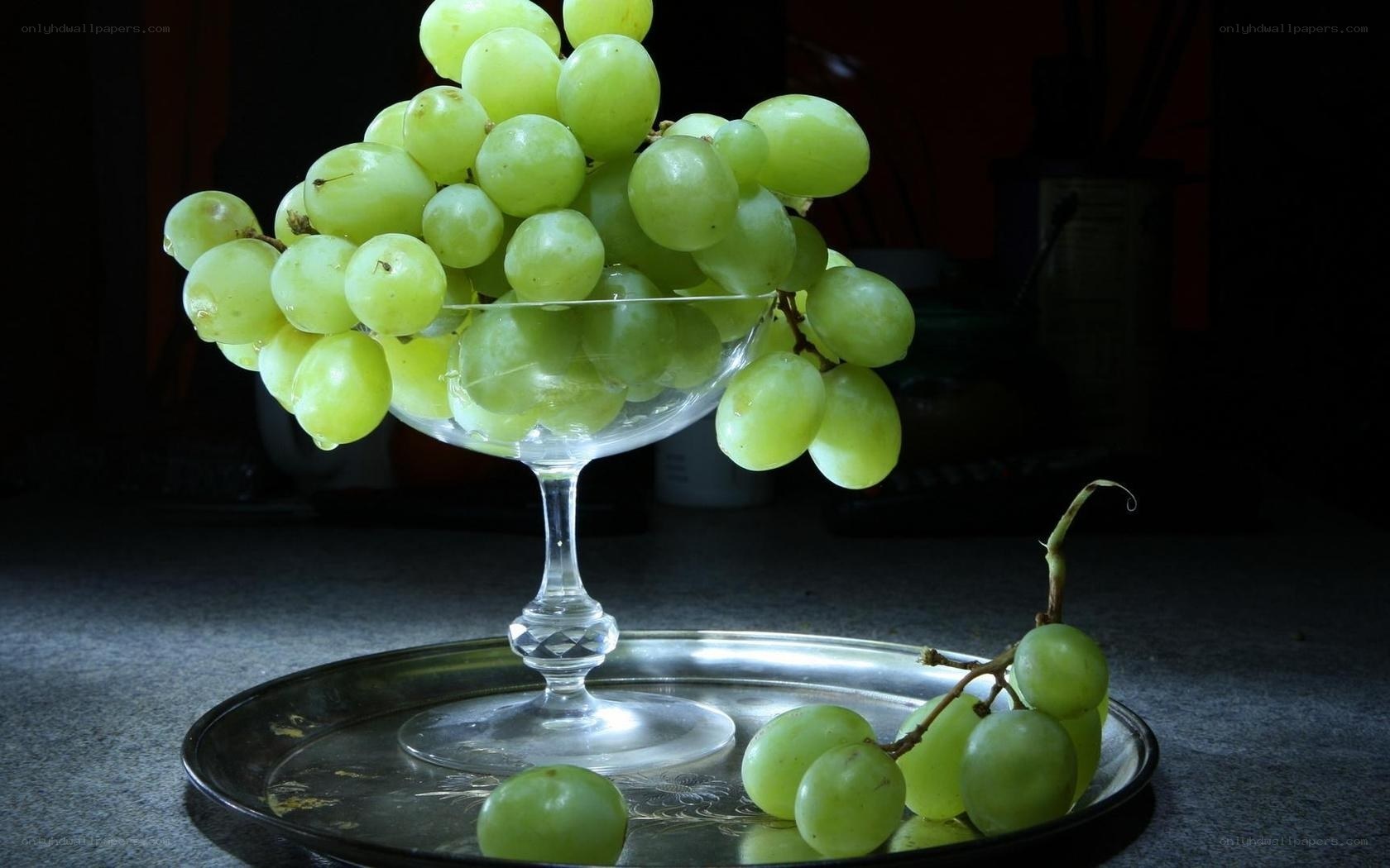 Green grapes in a glass bowl