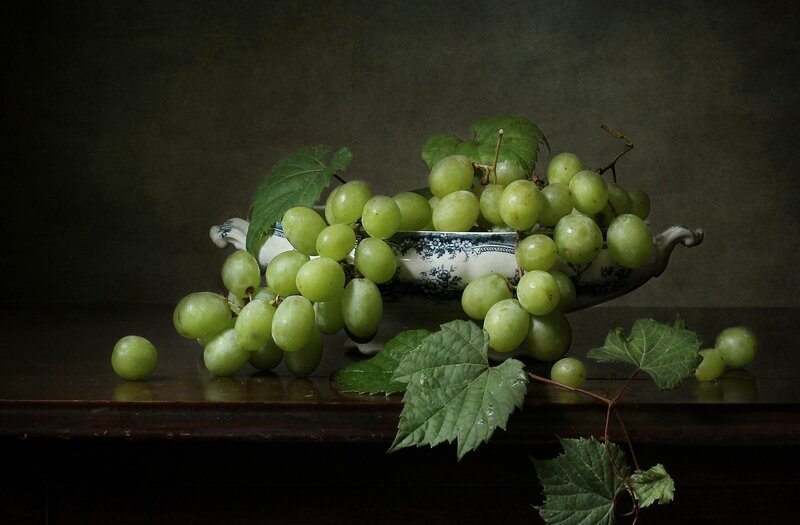 Green Grapes in Bowl — Dramatic