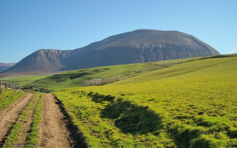 Green Hills and Mountain — Serene