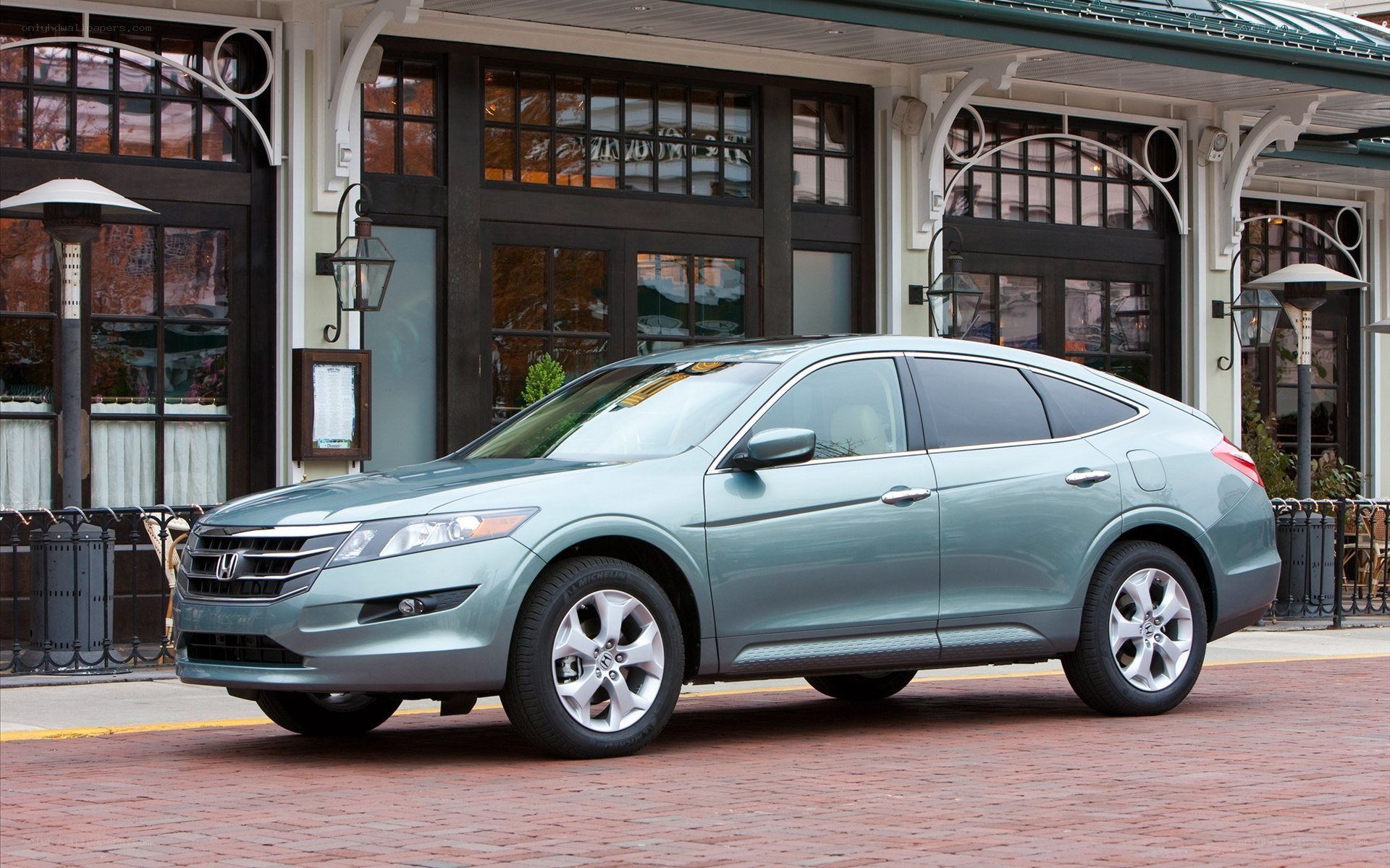 green honda coupe suv