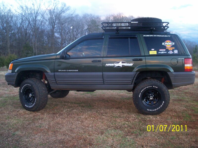 Green Jeep Grand Cherokee — Outdoor