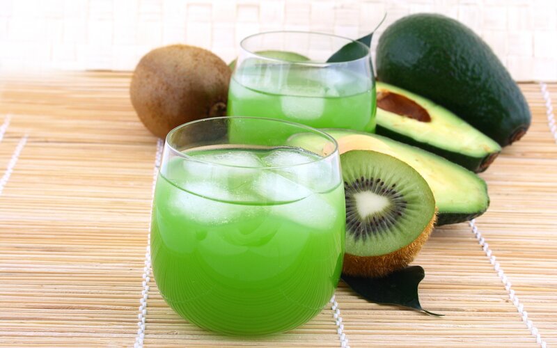 green juice with kiwi and avocado