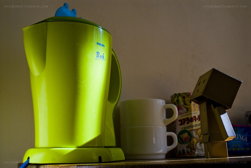 Green kettle with Danbo figure