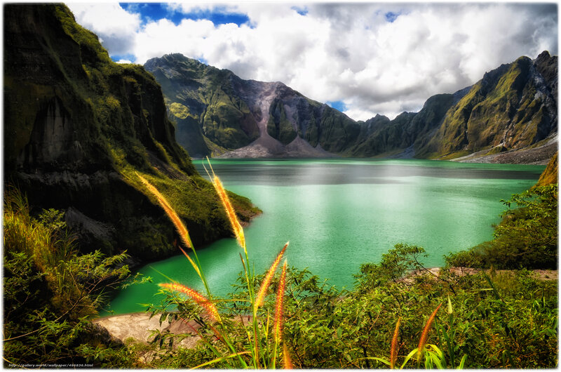 Green Lake in Crater — Dramatic, Afternoon, Photograph