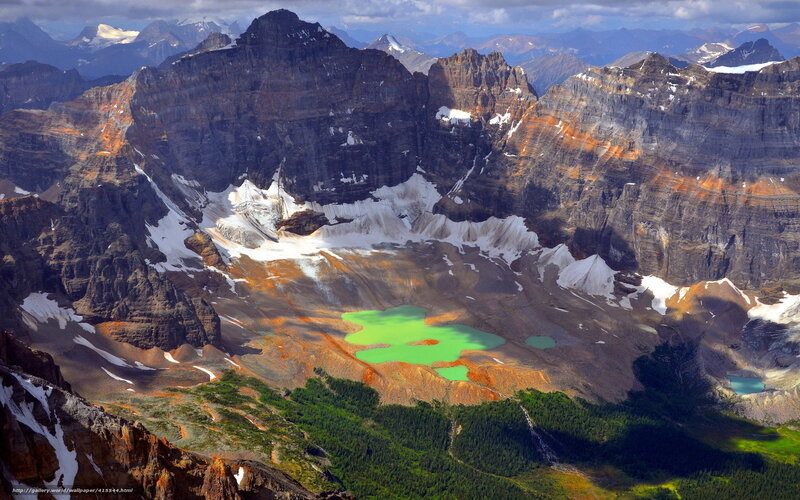 Green Lake in Mountain Valley — Dramatic