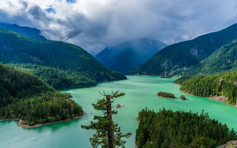Green Lake in Mountains — Dramatic, Afternoon, Photograph