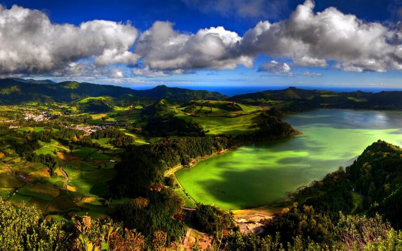 Green Lake in Valley — Dramatic
