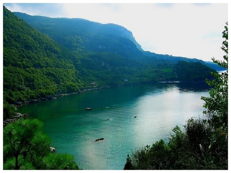 green lake surrounded by mountains
