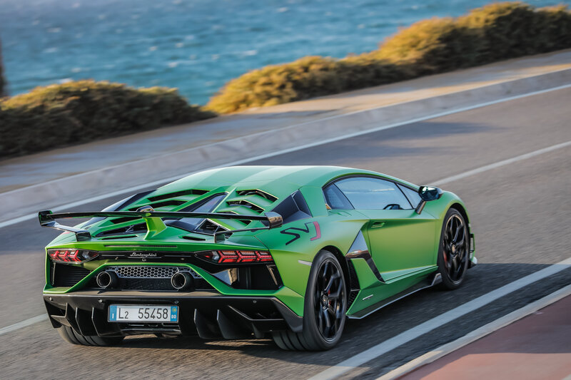 Green Lamborghini Aventador — Dynamic
